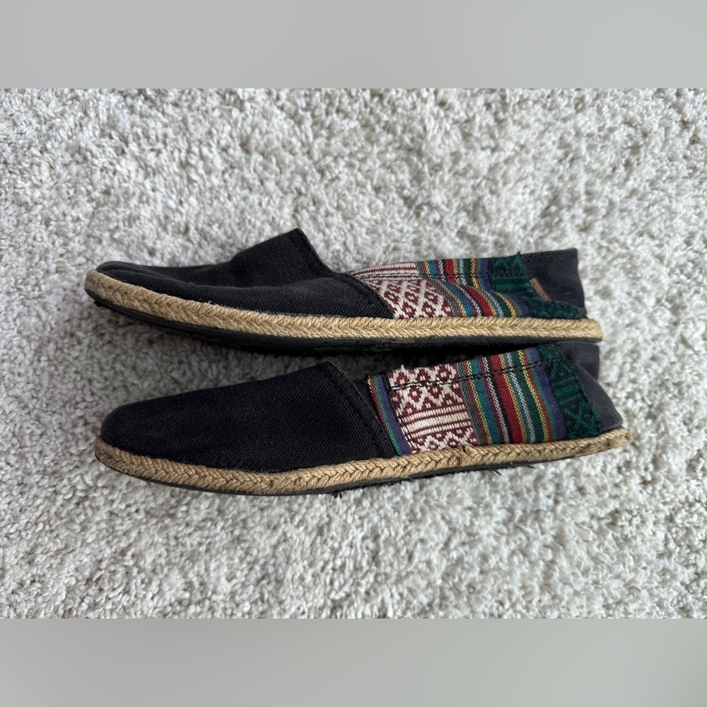 Aldo Unisex Black Slip Ons With Baha Print On Sides and Knit Jute Sole Sz 40 - Picture 2 of 9